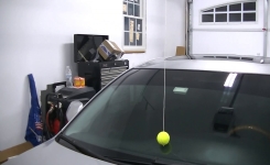 Pourquoi Placer une Balle de Tennis Suspendue dans le Garage ?