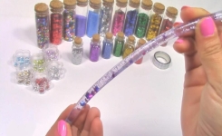 Fabriquez des bracelets brillants avec les enfants pour l'été !