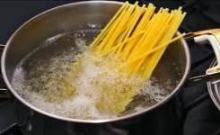 Quand ajouter les aliments à l'eau bouillante
