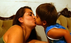 Un médecin met en garde les parents : il faut éviter d’embrasser ses enfants sur la bouche, Voici pourquoi 