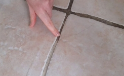 Comment nettoyer les joints noirs de la salle de bain ?