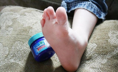 4 avantages de mettre du Vick Vaporub sur vos pieds avant de vous coucher