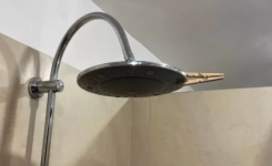 Pourquoi placer une pince à linge en bois au-dessus de la douche ?
