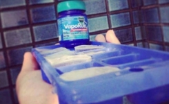 Eau et Vicks VapoRub dans un bac à glaçons : une astuce qui circule beaucoup, mais que faut-il savoir ?