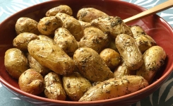 Recette facile de pommes de terre rôties au four : croustillantes et fondantes