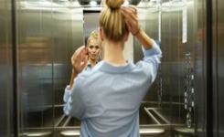 Les miroirs dans les ascenseurs : une fonction bien plus utile qu’on ne l’imagine