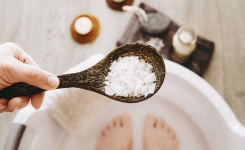 Pieds gonflés par la chaleur : des astuces simples pour les soulager 🦶🌞
