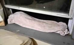 Pourquoi certains mettent une serviette humide à leur fenêtre chaque soir