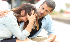 Ce qu’il vaut mieux éviter de dire à une personne en deuil, selon un psychothérapeute