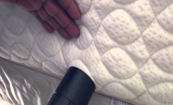 Comment Rafraîchir et Nettoyer un Matelas Taché et Poussiéreux ?