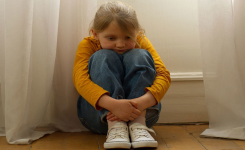 Les personnes qui ne se sont pas senties aimées étant enfants présentent souvent ces 6 traits à l’âge adulte