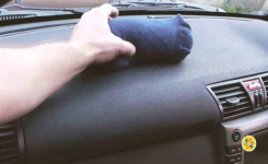 L’astuce anti-buée des chaussettes sur le tableau de bord