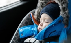 Pourquoi un blouson peut mettre votre enfant en danger dans un siège auto