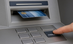 Le réflexe à connaître si votre carte bancaire reste bloquée dans un distributeur
