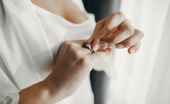 Pourquoi tant de gens tournent leur bague selon les psycholoque ?