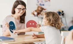Comment mieux communiquer avec un enfant autiste ?