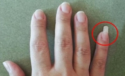 Pourquoi certaines personnes laissent pousser l’ongle du petit doigt ?