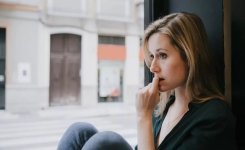 Que signifie repasser sans cesse des conversations dans sa tête ?
