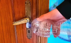 Enfermé dehors ? Voici comment ouvrir une porte avec une bouteille