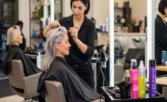 2 coupes de cheveux les plus tendance pour rajeunir le visage selon un coiffeur